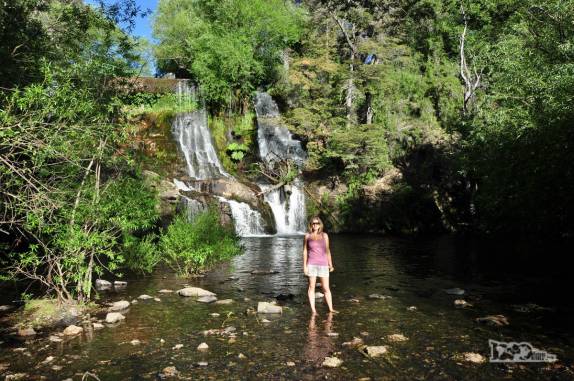 Água gelada, só molhamos os pés na Cascata Mallin Ahogado, região de El Bolsón, na Argentina